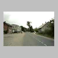 022-1291 Goldbach im Sommer 2002. Verlauf der Dorfstrasse in Richtung Peterson. Rechts das Haus Rogge, links die Molkerei..JPG